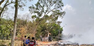 Polres Lampura Ikut Membantu Proses Pemadaman Kebakaran Di TPA Alamkari Kotabumi