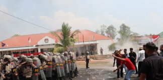 Polisi Membubarkan Aksi Anarkis Di Depan Kantor KPU Pringsewu