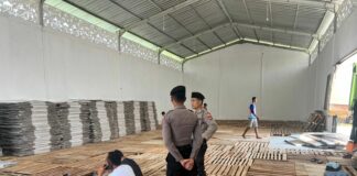 Polres Pringsewu Mengamankan Kedatangan Logistik Pemilu