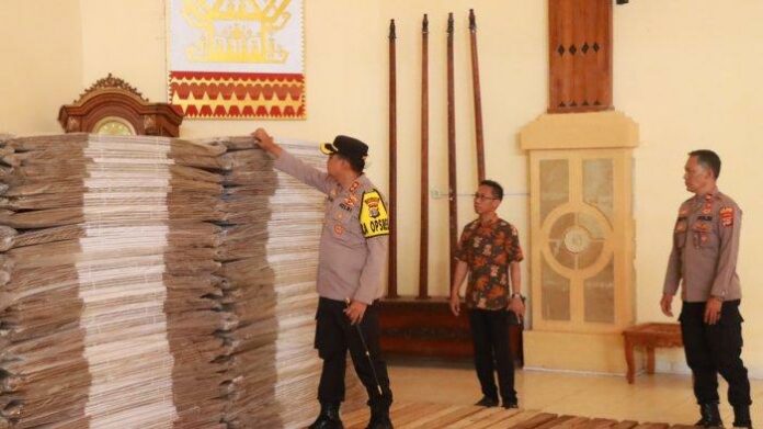 kapolres-pengecekan-gudang-logistik-KPU11