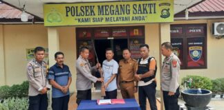Kades Jajaran Baru, Serahkan Sepucuk Senpira Ke Polsek Megang Sakti