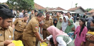 Gubernur Arinal Serahkan Bantuan Sosial Untuk Masyarakat Talang Tembesu, Tulang Bawang