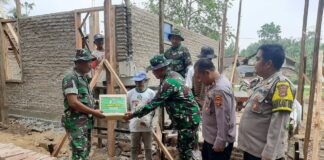 Polres Pringsewu Berikan Bantuan Material Bangunan Kepada Korban Bencana Alam Di Pringsewu