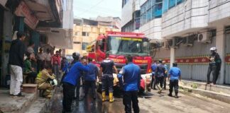 Enam Unit Damkar Di Kerahkan Padamkan Kebakaran Api Di Toko Sperpart Mobil