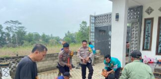 TNI-Polri Gotong Royong Bersihkan Rumah Warga Akibat Angin Puting Beliung