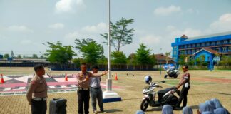 Polres Pringsewu Menggelar Kegiatan Safety Riding Di SMK Yadika Pagelaran
