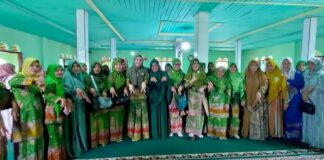 Camat Abung Bersama Ketua TP PKK Menghadiri Pengajian Tri Bulanan Muslimat NU