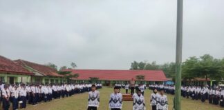 Kapolsek Tubaba Melaksanakan Upacara Di SMPN8 Tulang Bawang Tengah