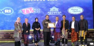 Gubernur Lampung Menerima Penghargaan Pemerintah Daerah Peduli Penyiaran, Pada Ajang KPID Award Tahun 2023