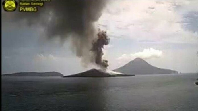 Gunung-Anak-Krakatau-GAK-terpantau-erupsi-dari-Lampung-Selatan (1)