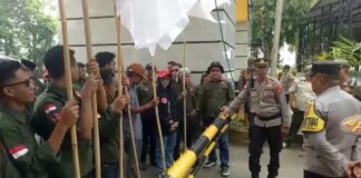 LSM Trinusa Bergabung Dengan Gerakan Masyarakat Menggelar Aksi Di Depan Kantor Gubernur Lampung