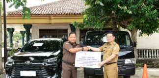 Pj Bupati M. firsada Menyerahkan Kendaraan Oprasional Kepada Kejari Tubaba