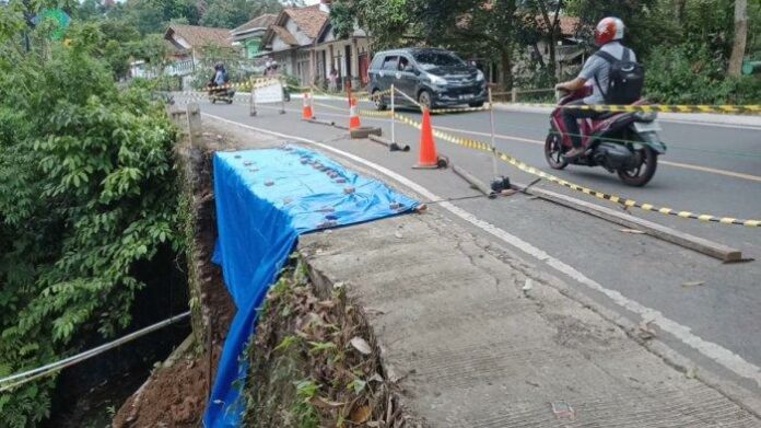 bahu-jalan-longsor-sebelah-kiri-dari-kota-agung