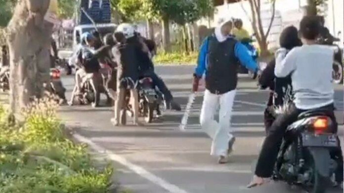 tawuran-di-Jalan-Emir-M-Noer-di-samping-kantor-PDAM-Way-Rilau