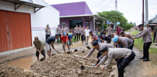 Polres Pringsewu Bergerak Bersihkan Slum Area Menyambut Musim Hujan