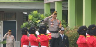 Kapolres Pringsewu Jadi Pembina Upacara Di SMAN 1 Pringsewu