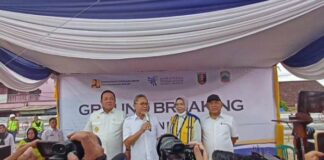 Mendag Zulhas Bagikan Beras 400 Karung Ukuran 5 Kg Gratis Di Acara Breaking Pasar Natar