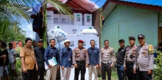 Polres Pringsewu Mengamankan Proses Pengalihan Logistik Pemilu Dari PPK Ke Gudang KPU