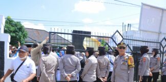 Polres Lampung Utara Amankan Aksi Damai Forum Suara Masyarakat Lampung Di Kantor Bawaslu Dan KPU