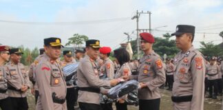 Ratusan Personel Polres Pringsewu Bertugas Mengamankan TPS Menerima Pembekalan Dan pembagian Perlengkapan