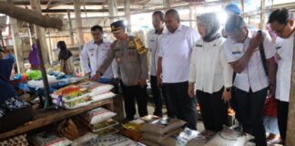 Memasuki Bulan Ramadhan, Kapolres Tubaba Turun Langsung Cek Harga Bahan Pokok Di Pasar