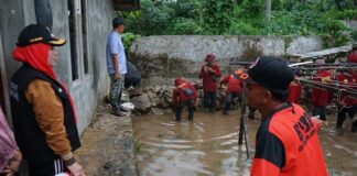 Wali Kota Eva Dwiana Pimpin Evauasi Korban Banjir Di Bandar Lampung