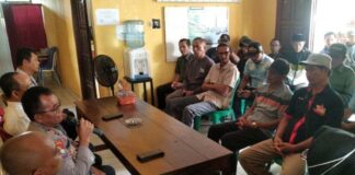 Polres Lampung Tengah Polda Lampung Bagikan 100 Paket Peci Dan Sarung Saat Cooling System