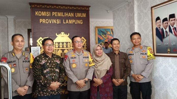 Irjen-Pol-Helmy-Santika-bersama-Ketua-KPU-Lampung-Erwan-Bustami