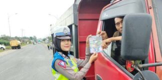Polres Lampung Tengah Bagikan Stiker Dan Pamflet Himbauan Pengendara Dalam Operasi Krakatau 2024