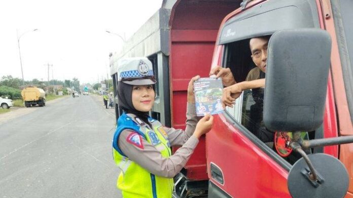 Satlantas-Polres-Lampung-Tengah-bagikan-pamflet