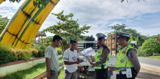 Polres Pringsewu Sosialisasi Keselamatan Berlalu Lintas Kepada Para Pengendara