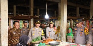 Jum’at Curhat, Kapolres Pesawaran Dampingi Pejabat Polda Lampung Cek Harga Sembako Di Pasar Gedong Tataan