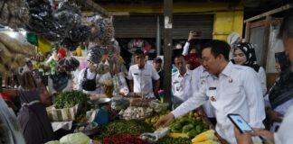 Hari Kedua Ramadhan, Pj.Bupati Pringsewu Monitoring Harga Kebutuhan Pokok Di Pasar