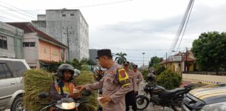 Polsek Pringsewu Kota Berbagi Takjil Kepada Warga