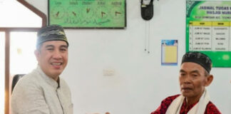 Bupati Pesawaran Menyerahkan Bantuan Kepada Masyarakat Di Negeri Katon