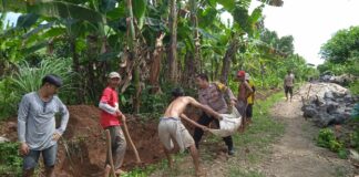 Bhabinkamtibmas Polsek Gadingrejo Bersama Warga Bangun Akses Jalan Di Desa Wonodadi