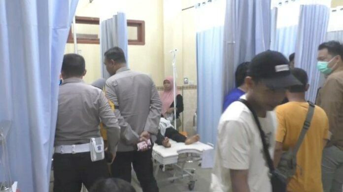 Kapolres-Tulangbawang-saat-kunjungi-para-korban-kecelakaan-bus-vs-truk