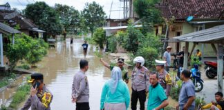 Pantau Daerah Terdampak Banjir, Wakapolres Pringsewu Banjir Mulai Surut