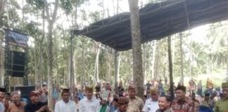 Ketua Adat Serahkan Mandat Ke Kepala Desa Tamansari, Dalam Peringatan 1 Tahun Tanah Tanjung Kemala Kembali Ke Rakyat