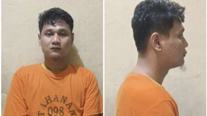 pria-asal-oki-timur-pamer-senpi