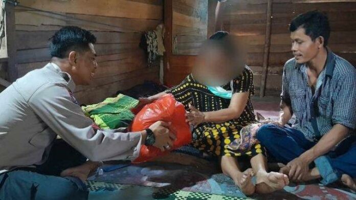 Polres-Pesisir-Barat-berikan-tali-asih-kepada-warga-pengidap-kanker-kulit