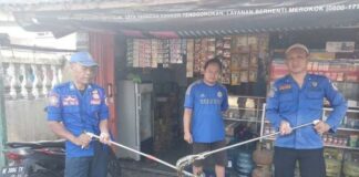 Damkar Tulang Bawang Lampung Evakuasi Seekor Ular Sanca di Toilet Warga